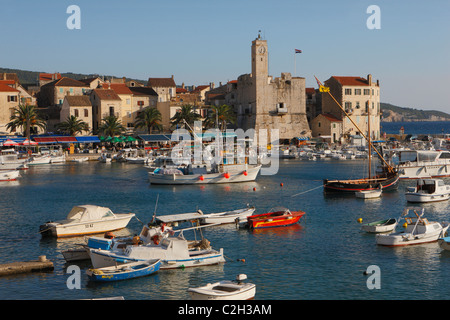 Vieille ville de Komiza sur île de Vis, Croatie. Banque D'Images