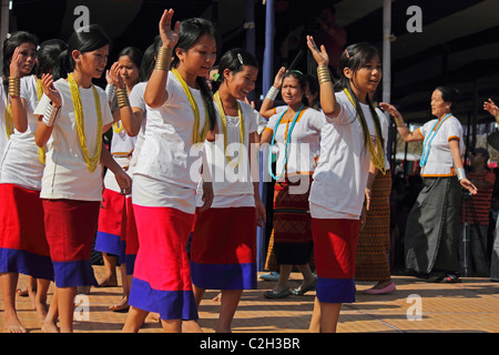 La danse traditionnelle des tribus Apatani lors de Namdapha Festival Culturel Eco, Miao, de l'Arunachal Pradesh, Inde Banque D'Images