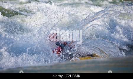 Playboating whitewater kayaker derrière mur d'eau en surfant vague, Rhône à proximité de Lyon, Sault Brenaz, France Banque D'Images