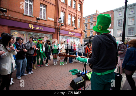 St Patricks Day Ramblers sur Grafton Street, Dublin, Irlande en regardant une bande de la rue et jouer de la musique Banque D'Images