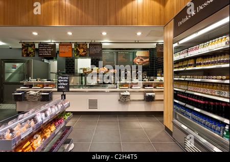 Cuisine fraîche Sainsburys fast food dans Fleet Street, Londres. Banque D'Images
