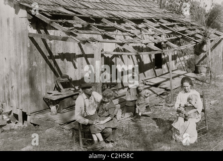 Frank Burditt et famille. Ils louer cette cabane délabrée et essaient de gagner leur vie au large de la terre maigre à proximité. Banque D'Images