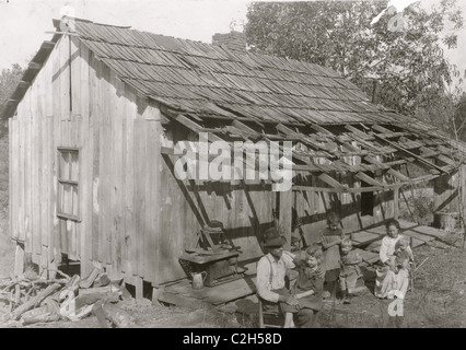 Frank Burditt et famille. Ils louer cette cabane délabrée et essaient de gagner leur vie au large de la terre maigre à proximité. Banque D'Images