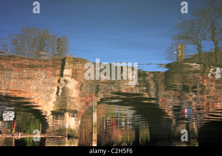 Une rotation d'un reflet de l'évêques médiévaux Bridge dans la rivière Wensum Norwich, Norfolk, Angleterre, Royaume-Uni. Banque D'Images