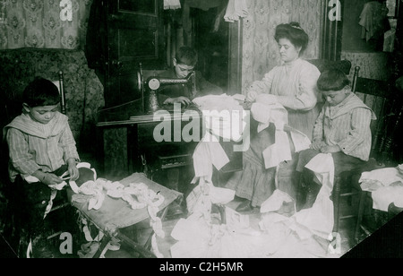 Faire des robes pour poupées pour enfants Campbell dans un immeuble sale prix Banque D'Images