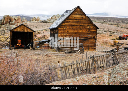 Old ranch grange et hangar, près de Doyleville, Colorado, USA Banque D'Images