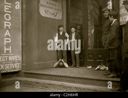 Bowling Alley Boys, New Haven, Conn. beaucoup de ces travaux jusqu'à tard dans la nuit. Banque D'Images