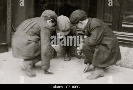 Les garçons de penny sur le tangage, rue Main, dans l'après-midi. Banque D'Images