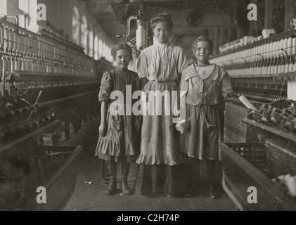 Les jeunes Spinners' dans l'usine de coton Banque D'Images