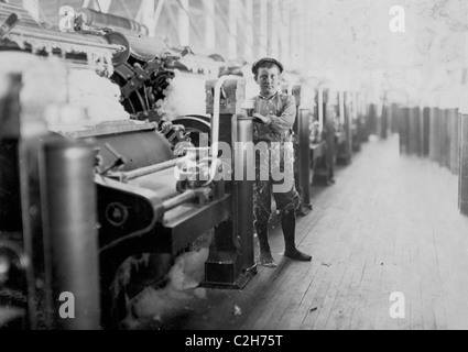 Garçon Sweeper, Lincoln les usines de coton, Evansville, Indiana : machines à carder marbre glissant. Banque D'Images