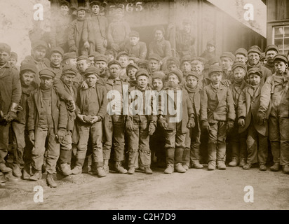 Les garçons travaillent dans disjoncteur disjoncteur Ewen of Pennsylvania Coal Co. Banque D'Images