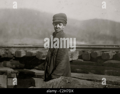 Harley Bruce. Un jeune garçon à l'accouplement d'tipple de mine, de l'Indian Mountain Proctor Coal Co., près de Jellico, Tenn. Banque D'Images