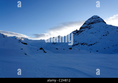 Paysage au petit matin tout en ski de randonnée en Haute Maurienne dans les Alpes françaises. Banque D'Images