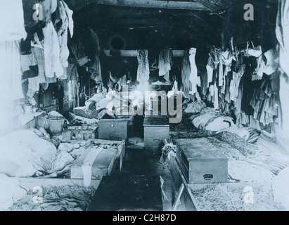 Intérieur d'une cabane occupée par des cueilleurs de baies. Anne Arundel Comté., au Maryland. Banque D'Images