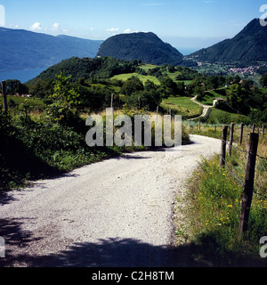 Vue depuis Bocca di Nevese sur la montagne Monte Castello, Tremosine, Italie Banque D'Images