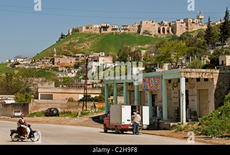 Ruines d'Apamea, Qalaat al-Madiq, Afamiyya, Famiyyah, forteresse médiévale de la ville, Syrie, gouvernorat de Hama, plaine d'al-Ghab, a fondé BCE Seleucids datant du 3rd siècle Banque D'Images