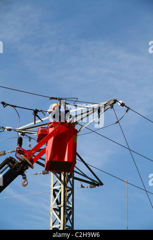 Electrician working on haut d'un pylône Banque D'Images