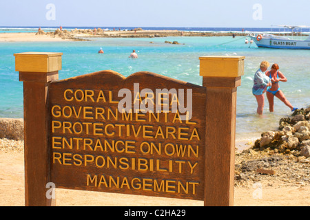 Panneau "zone de protection des coraux non gouvernementales zone entrée sur propre responsabilité'.Makadi Bay à 30 km au sud de Hurghada, Red Sea, Egypt Banque D'Images