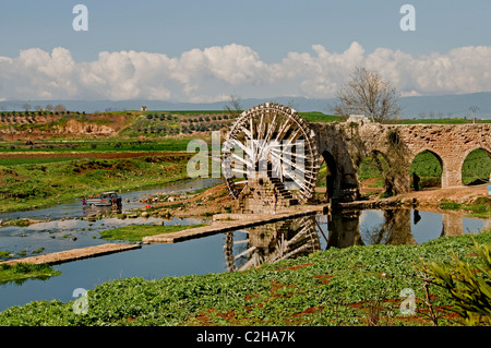 Moulin à eau Hama Noria 20 mètres de haut Oronte construire en Syrie mamelouk Ottoman fois grecs romains ont inventé la roue de l'eau Banque D'Images