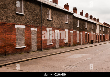 Murée et maisons de ville abandonnée dans une rue de ville de Belfast Banque D'Images
