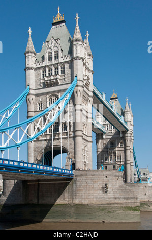 Tower Bridge contre un ciel bleu profond. Londres. L'Angleterre. Banque D'Images