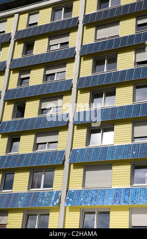 Une façade avec système d'énergie solaire, Freiburg, Allemagne Banque D'Images
