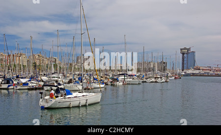 Yachts et voiliers dans le port de Barcelone. Banque D'Images