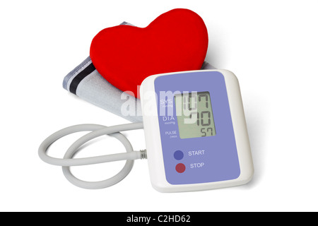 Compteur numérique de pression artérielle avec amour symbole coeur sur fond blanc Banque D'Images