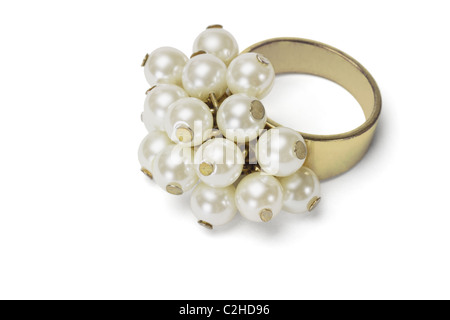 Bague en or avec perles brillantes sur fond blanc Banque D'Images