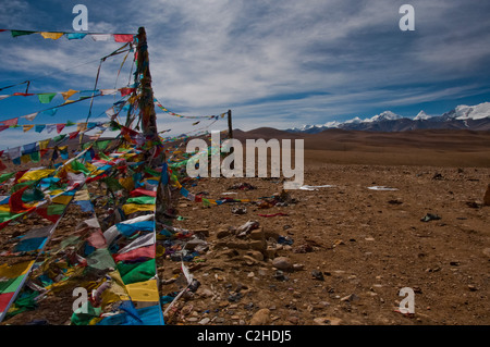 Drapeaux de prière tibetains en haute altitude col sur la route de l'amitié au Tibet Banque D'Images