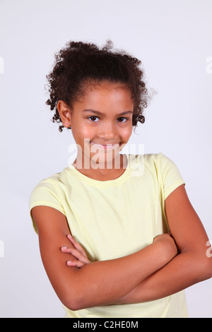 Studio Portrait of a smiling girl afro-américaine avec les bras croisés Banque D'Images
