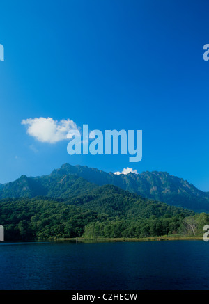 Mont Sanctuaire Togakushi et étang Kagami, sanctuaire Togakushi Highland, Nagano, Nagano, Japon Banque D'Images