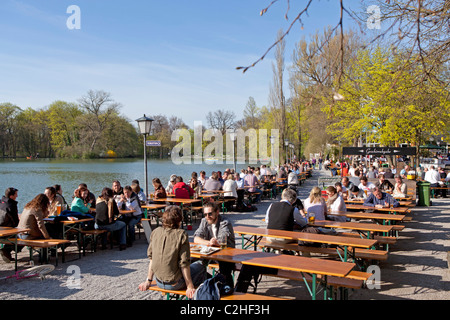 Beer Garden Lake House (Seehaus), jardin anglais, Munich, Bavière, Allemagne Banque D'Images