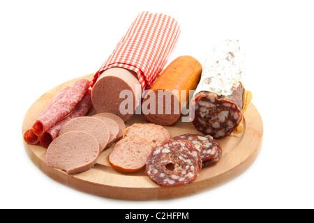 Différentes saucisses sur plaque de bois isolated over white Banque D'Images