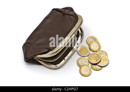 Vieux sac à main et les pièces en euros gros plan sur fond blanc Banque D'Images
