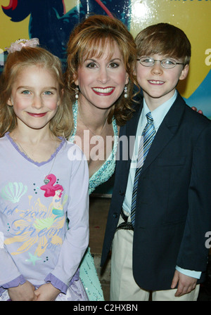 Jodi Benson et ses enfants à la soirée d'ouverture de 'performance' de la Petite Sirène au Lunt-Fontanne Theatre New York Banque D'Images