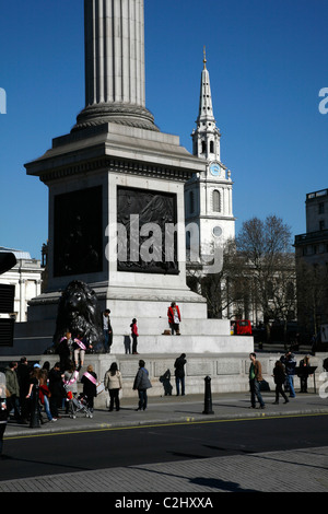 Voir au-delà de la base de la Colonne Nelson à St Martin-in-the-Fields church, Trafalgar Square, London, UK Banque D'Images