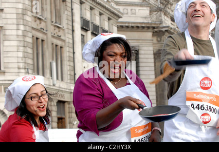 Manju Malhi, Rustie Lee et Daniel Galmiche Secours Sport Course de crêpes à Tower Hill Terrace - photocall - Londres, Angleterre Banque D'Images