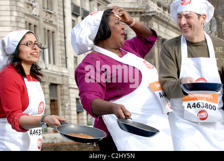 Manju Malhi, Rustie Lee et Daniel Galmiche Secours Sport Course de crêpes à Tower Hill Terrace - photocall - Londres, Angleterre Banque D'Images