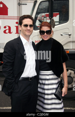 Debra Messing et son mari Daniel Zelman Mercedes-Benz Fashion Week Fall 2008 - Michael Kors - arrivées New York City, USA - Banque D'Images