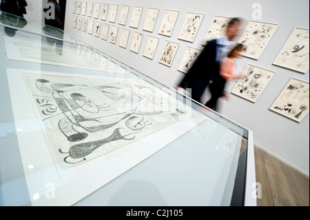 Le Joan Miro, échelle d'échapper à l'exposition à la Tate Modern. Elle est conjointement organisée par Matthew Gale et Marko Daniel Banque D'Images