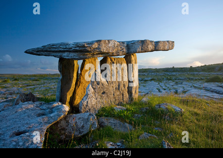 La lumière du matin sur Dolmen de Poulnabrone, le Burren, Co Clare, Ireland. Banque D'Images