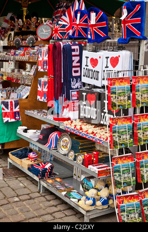 Affichage de souvenirs,souvenirs et cadeaux de l'Angleterre et Londres sur un étal à Windsor, Berkshire, England, UK Banque D'Images