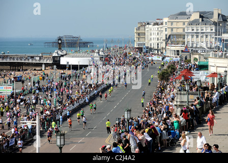 Glissières de la tête vers la ligne d'arrivée à Madère en voiture le long de la mer pour Brighton Marathon 2011 UK Banque D'Images