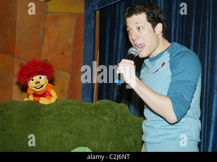 Racine et John Tartaglia en-apparence du magasin avec Johnny et la racine de la Disney TV show 'Johnny & the Sprites" tenu à la Banque D'Images