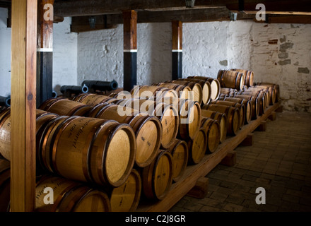 Barils de poudre empilée dans la salle des magazines d'Upnor Château de Kent Banque D'Images