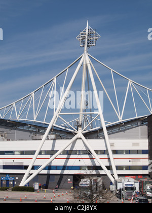 L'extrémité ouest de la Reebok Stadium , le terrain du Bolton Wanderers avec transmission TV cars sur la façade. Banque D'Images