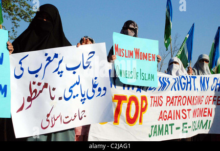 Les femmes voilées des partisans du Jamat-e-Islami (JI) s'élèvent pour dénoncer l'interdiction de "hijab" (foulard) en France Banque D'Images