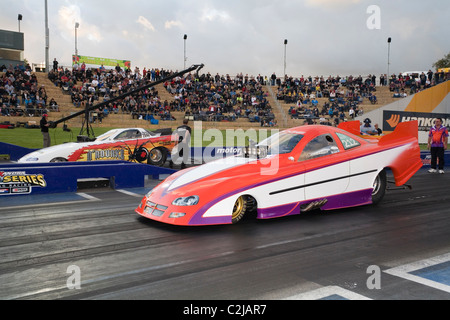 Faites glisser deux voitures de course line up ready to race sur la piste Banque D'Images