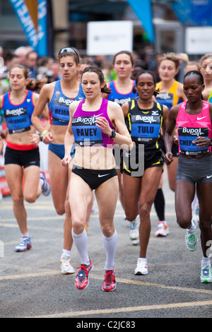 Jo Pavey mène le champ dans la grande ville de 2010 jeux, Manchester, aux côtés de Derartu Tulu et Cheruiyot Vivan Banque D'Images